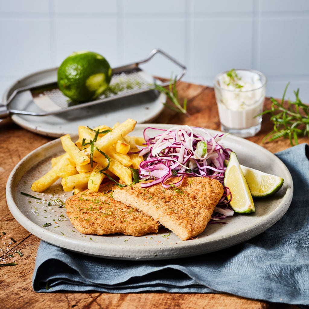 Vegetarische schnitzel met rozemarijn frites, koolsalade en limoen